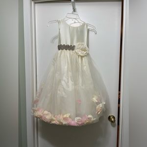 Girls size 6 flower girl dress.